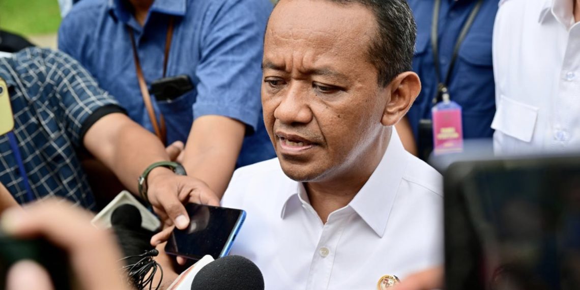 Menteri ESDM Bahlil Lahadalia menyampaikan keterangan pers pada awak media di Istana Kepresidenan, Jakarta, Selasa (04/02/2025). (Foto: BPMI Setpres)