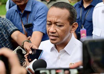 Menteri ESDM Bahlil Lahadalia menyampaikan keterangan pers pada awak media di Istana Kepresidenan, Jakarta, Selasa (04/02/2025). (Foto: BPMI Setpres)