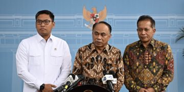 Menteri Koperasi Budi Arie Setiadi dan Wakil Menteri Pertanian (Wamentan) Sudaryono memberikan keterangan pers kepada awak media di kompleks Istana Kepresidenan Jakarta, pada Senin, 24 Februari 2025. Foto: BPMI Setpres