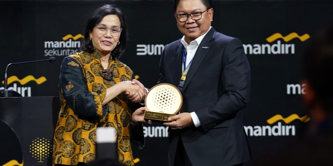 Menkeu Sri Mulyani dan Dirut Bank Mandiri Darmawan Junaidi