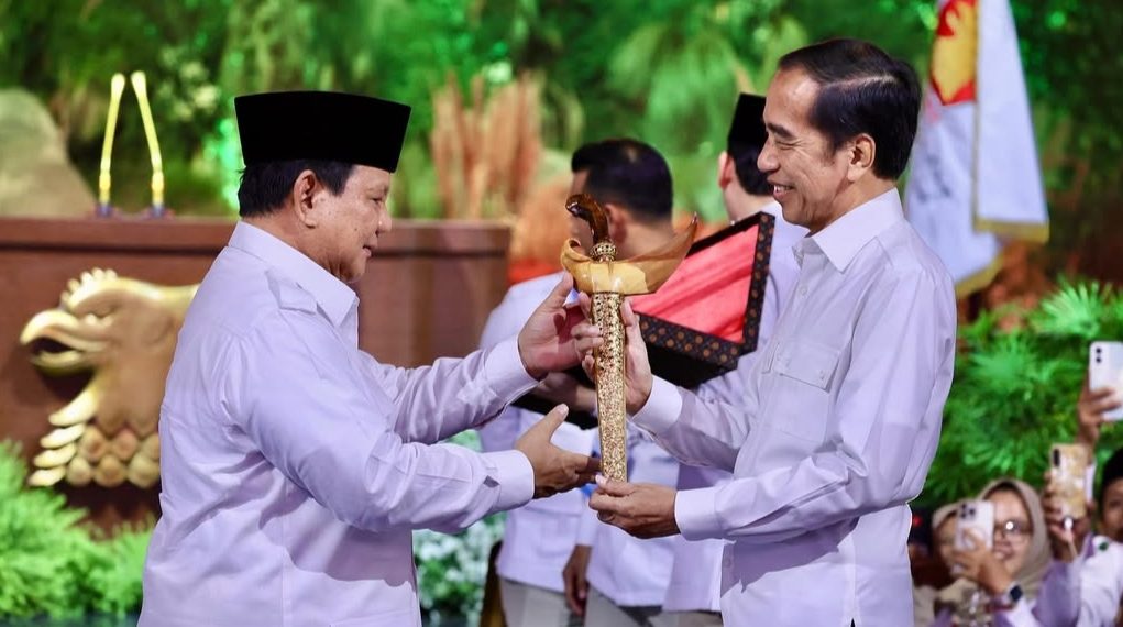 Pemberian Keris Prabowo ke Jokowi, Roy Suryo Kupas Makna Simboliknya