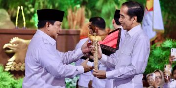 Pemberian Keris Prabowo ke Jokowi, Roy Suryo Kupas Makna Simboliknya