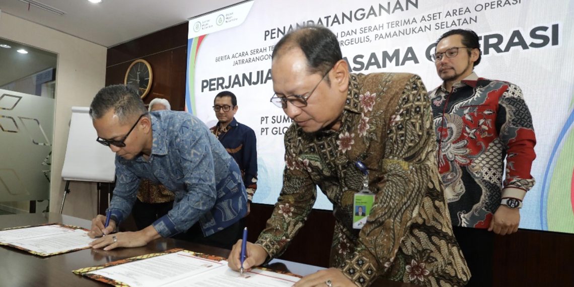 General Manager Pertamina EP area Jawa bagian barat, Direktur Utama PT Sumber Migas Nusantara, dan Direktur Utama PT Global Migas Nusantara TB menandatangani berita acara serah terima pengelolaan area operasi dan aset sebagai langkah strategis dalam optimalisasi produksi migas nasional