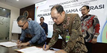General Manager Pertamina EP area Jawa bagian barat, Direktur Utama PT Sumber Migas Nusantara, dan Direktur Utama PT Global Migas Nusantara TB menandatangani berita acara serah terima pengelolaan area operasi dan aset sebagai langkah strategis dalam optimalisasi produksi migas nasional