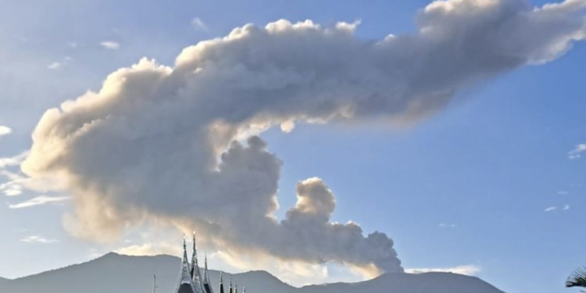 Gunung Marapi, di Kabupaten Agam, Sumatera Barat erupsi pada Minggu (16/3), pukul 07.00 WIB. (Foto: PGA Marapi)