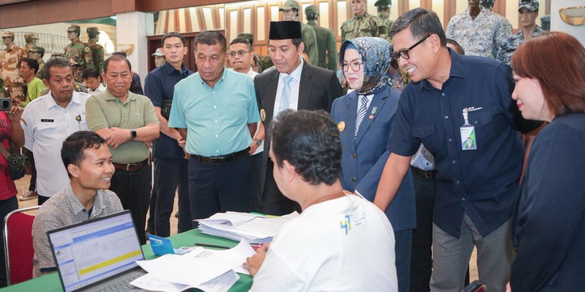 Direktur Utama BPJS Ketenagakerjaan Anggoro Eko Cahyo saat meninjau layanan yang dibuka di dalam PT Sritex, dikutip Kamis, 6 Maret 2025.