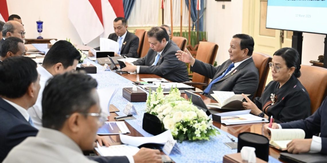 Presiden Prabowo Subianto memimpin rapat terbatas di Istana Merdeka, Jakarta, pada Senin malam, 10 Maret 2025. Foto: BPMI Setpres