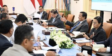 Presiden Prabowo Subianto memimpin rapat terbatas di Istana Merdeka, Jakarta, pada Senin malam, 10 Maret 2025. Foto: BPMI Setpres