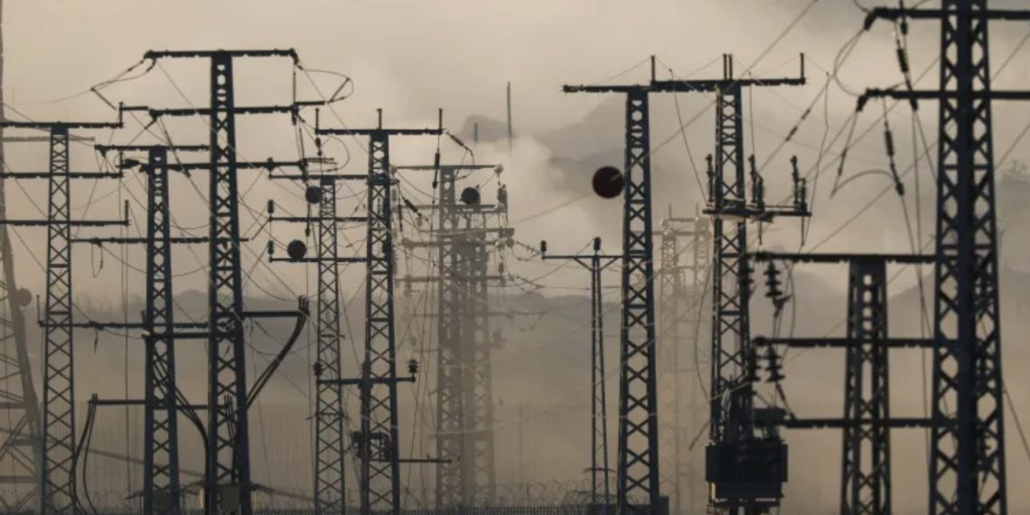 Tiang listrik terlihat di dekat pagar Israel-Gaza di sisi Israel pada 3 Juli 2024. (foto: istimewa)