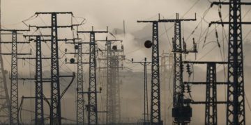 Tiang listrik terlihat di dekat pagar Israel-Gaza di sisi Israel pada 3 Juli 2024. (foto: istimewa)