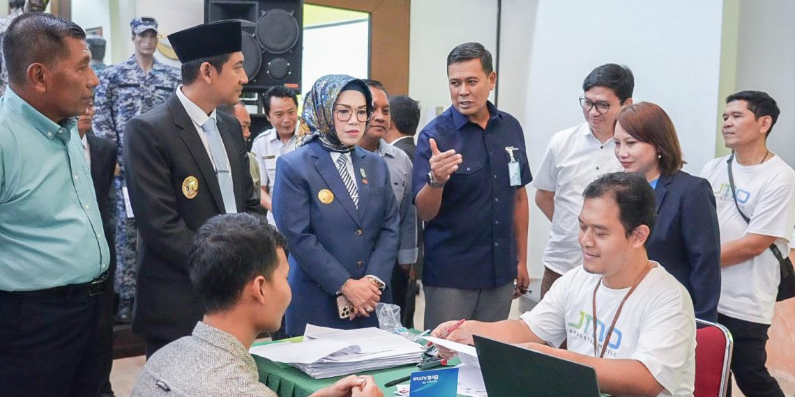 Direktur Utama BPJS Ketenagakerjaan Anggoro Eko Cahyo saat meninjau layanan yang dibuka di dalam PT Sritex, dikutip Kamis, 6 Maret 2025. (Foto: Ist)