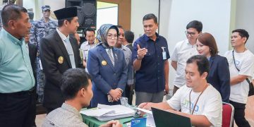 Direktur Utama BPJS Ketenagakerjaan Anggoro Eko Cahyo saat meninjau layanan yang dibuka di dalam PT Sritex, dikutip Kamis, 6 Maret 2025. (Foto: Ist)