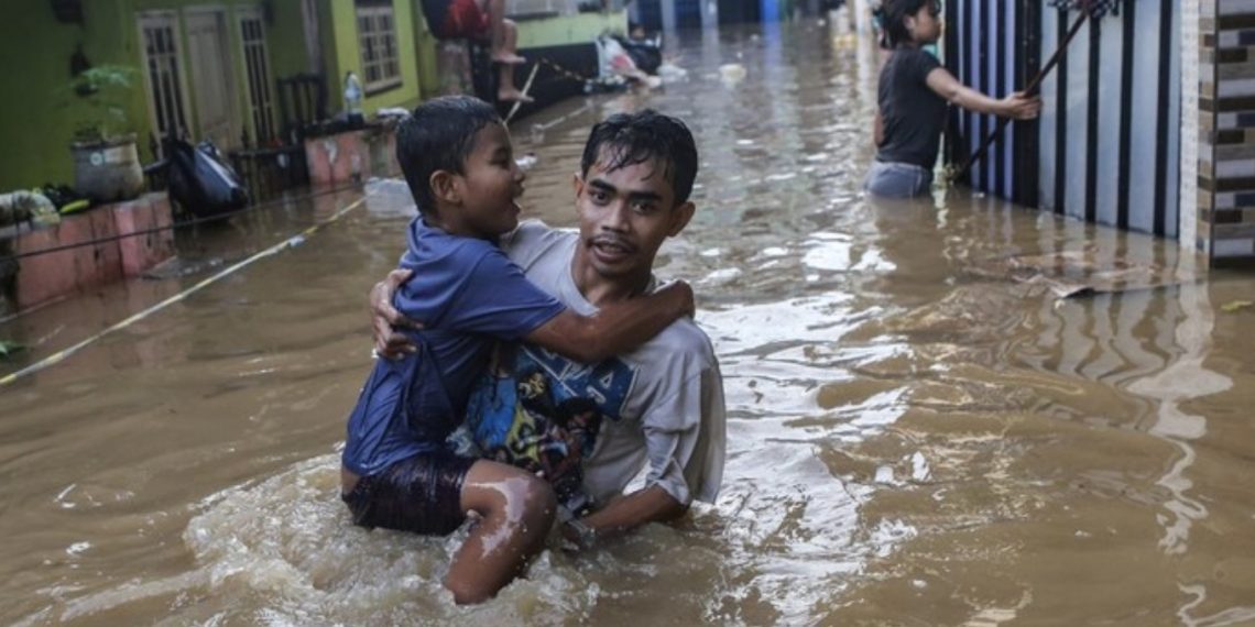 Banjir yang menggenangi wilayah di Kramat Jati Jakarta. (Foto ANTARA)
