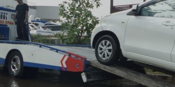 Ilustrasi layanan derek mobil saat banjir (foto:istimewa)