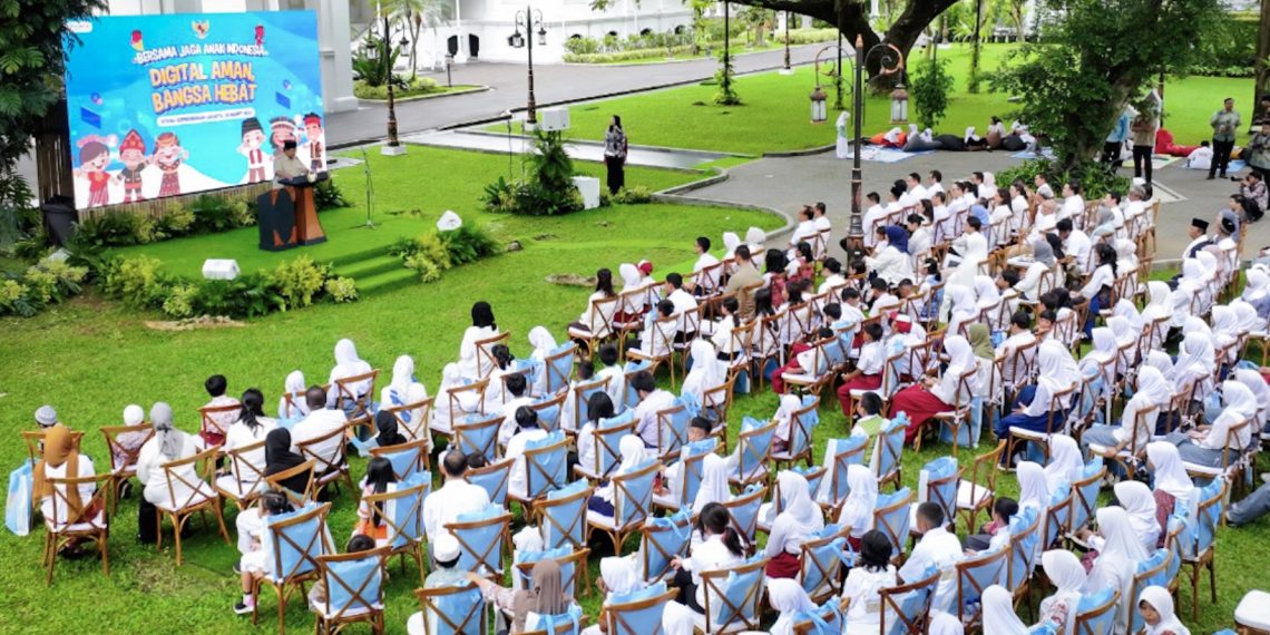 Presiden Prabowo Subianto meresmikan Peraturan Pemerintah tentang Tata Kelola Penyelenggara Sistem Elektronik dalam Pelindungan Anak, dalam sebuah acara di halaman Istana Merdeka Jakarta, pada Jumat, 28 Maret 2025. (Foto: BPMI Setpres)