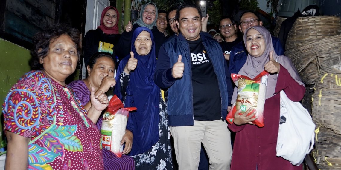 irektur Sales & Distribution BSI Anton Sukarna (tengah) melakukan kunjungan dan memberikan bantuan berupa makanan, bahan pokok, serta perlengkapan sanitasi Kebersihan bagi masyarakat yang terkena banjir Jabodetabek.