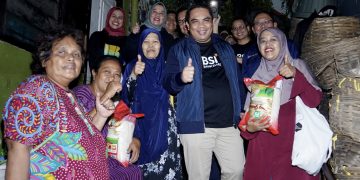 irektur Sales & Distribution BSI Anton Sukarna (tengah) melakukan kunjungan dan memberikan bantuan berupa makanan, bahan pokok, serta perlengkapan sanitasi Kebersihan bagi masyarakat yang terkena banjir Jabodetabek.