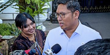 Wakil Menteri Pertanian Sudaryono menyampaikan keterangannya usai bertemu Presiden Prabowo terkait ketahanan pangan dan stabilitas harga kebutuhan pokok di Istana Kepresidenan Jakarta, pada Rabu, 12 Maret 2025. (foto: BPMI Setpres)