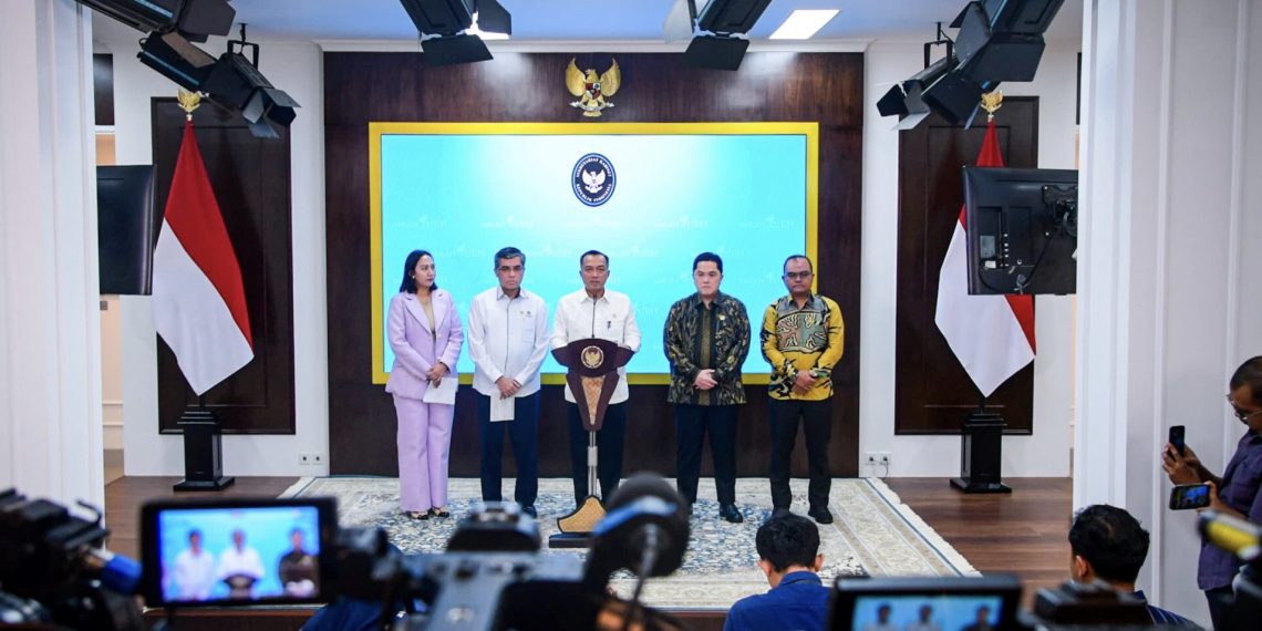 Menteri Sekretaris Negara Prasetyo Hadi beserta menteri dan pihak terkait menyampaikan keterangan pers terkait Sritex di Istana Kepresidenan Jakarta pada Senin, 3 Maret 2025. (Foto: BPMI Setpres)