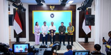 Menteri Sekretaris Negara Prasetyo Hadi beserta menteri dan pihak terkait menyampaikan keterangan pers terkait Sritex di Istana Kepresidenan Jakarta pada Senin, 3 Maret 2025. (Foto: BPMI Setpres)