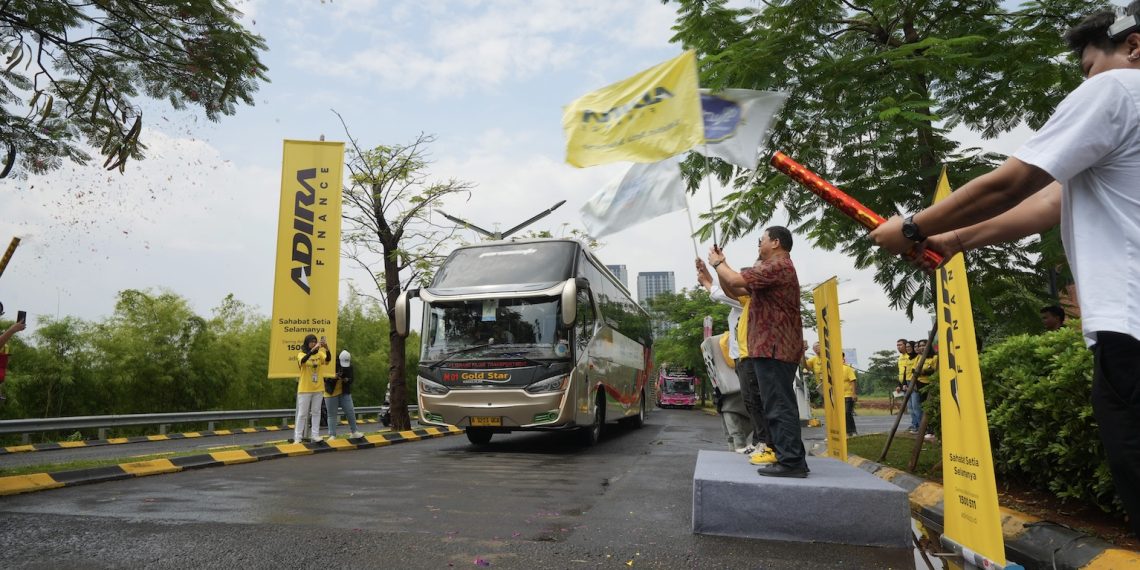 Seremoni peleepasan peserta mudik gratis Adira Finance, Kamis, 27 Maret 2025
