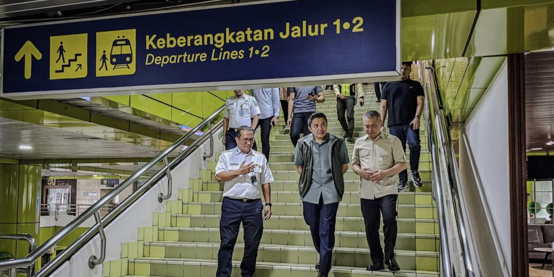 Sekretaris Kabinet (Seskab) Teddy Indra Wijaya dan Menteri Perhubungan (Menhub) Dudy Purwagandhi meninjau dan mengecek kesiapan Stasiun Gambar