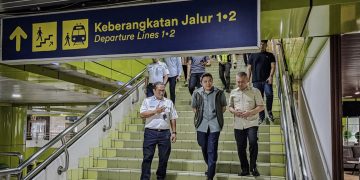 Sekretaris Kabinet (Seskab) Teddy Indra Wijaya dan Menteri Perhubungan (Menhub) Dudy Purwagandhi meninjau dan mengecek kesiapan Stasiun Gambar