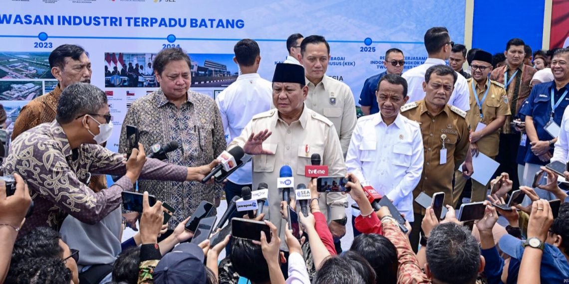 Presiden Prabowo menyampaikan keterangan persnya kepada awak media usai meresmikan Kawasan Ekonomi Khusus (KEK) Industropolis Batang di Kabupaten Batang, Provinsi Jawa Tengah, pada Kamis, 20 Maret 2025. (Foto: BPMI Setpres)
