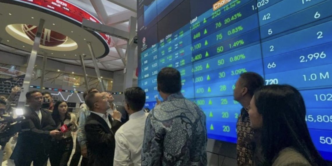 Wakil Ketua Dewan Perwakilan Rakyat (DPR) Sufmi Dasco dan rombongan mendadak mendatangi Gedung Bursa Efek Indonesia (BEI) (foto: detik)