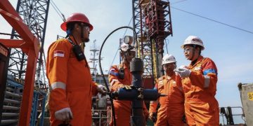 Perwira PHE ONWJ sedang melakukan pre job safety meeting di lokasi anjungan lepas pantai Lima, yang terletak di perairan Jawa Barat sebelum memulai pekerjaan