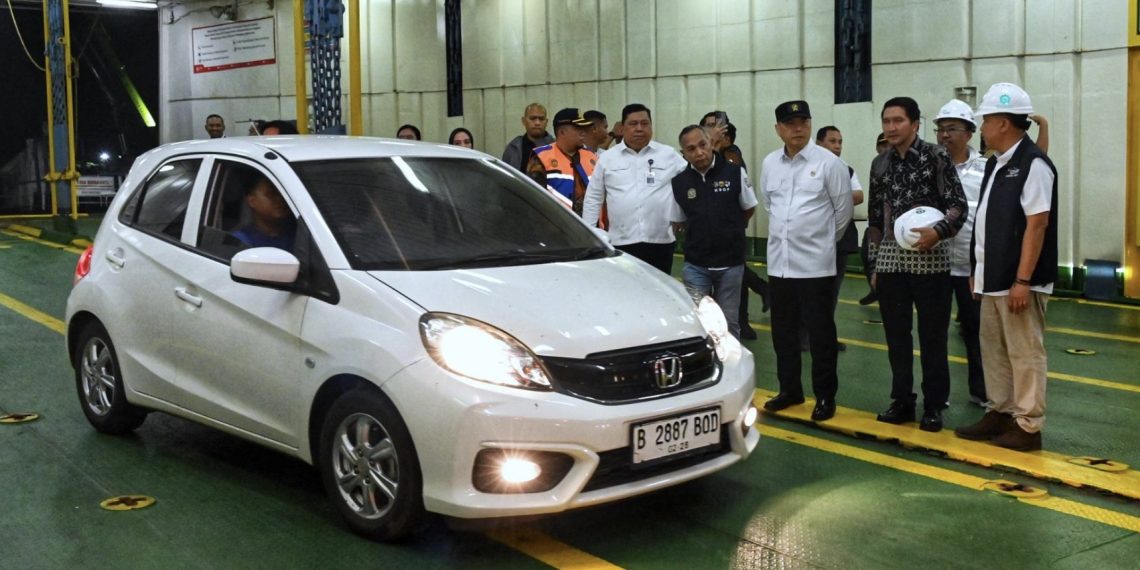 Menteri Perhubungan Dudy Purwagandhi melakukan pengecekan ke Pelabuhan Indah Kiat, Merak, Banten pada Sabtu dini hari (22/3)