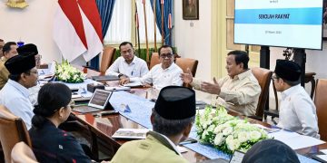 a silhouette of a fish a black symbol with a white cross hat a green circle with a black center Presiden Prabowo Subianto memimpin rapat dengan pembahasan terkait sekolah rakyat pada Senin, 10 Maret 2025 di Istana Merdeka Jakarta. (Foto: BPMI Setpres) Presiden Prabowo Subianto memimpin rapat dengan pembahasan terkait sekolah rakyat pada Senin, 10 Maret 2025 di Istana Merdeka Jakarta. (Foto: BPMI Setpres)