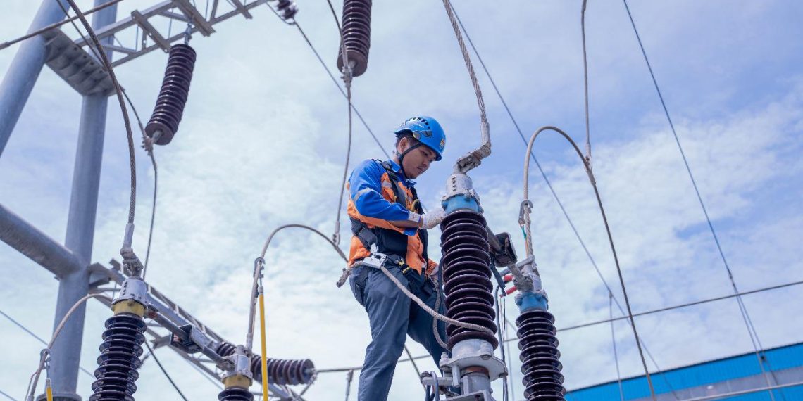 Ilustrasi Petugas PLN sedang melakukan pemeriksaan salah satu gardu listrik sebelum periode masa Siaga Ramadan dan Idulfitri 1446 H.