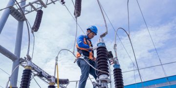 Ilustrasi Petugas PLN sedang melakukan pemeriksaan salah satu gardu listrik sebelum periode masa Siaga Ramadan dan Idulfitri 1446 H.