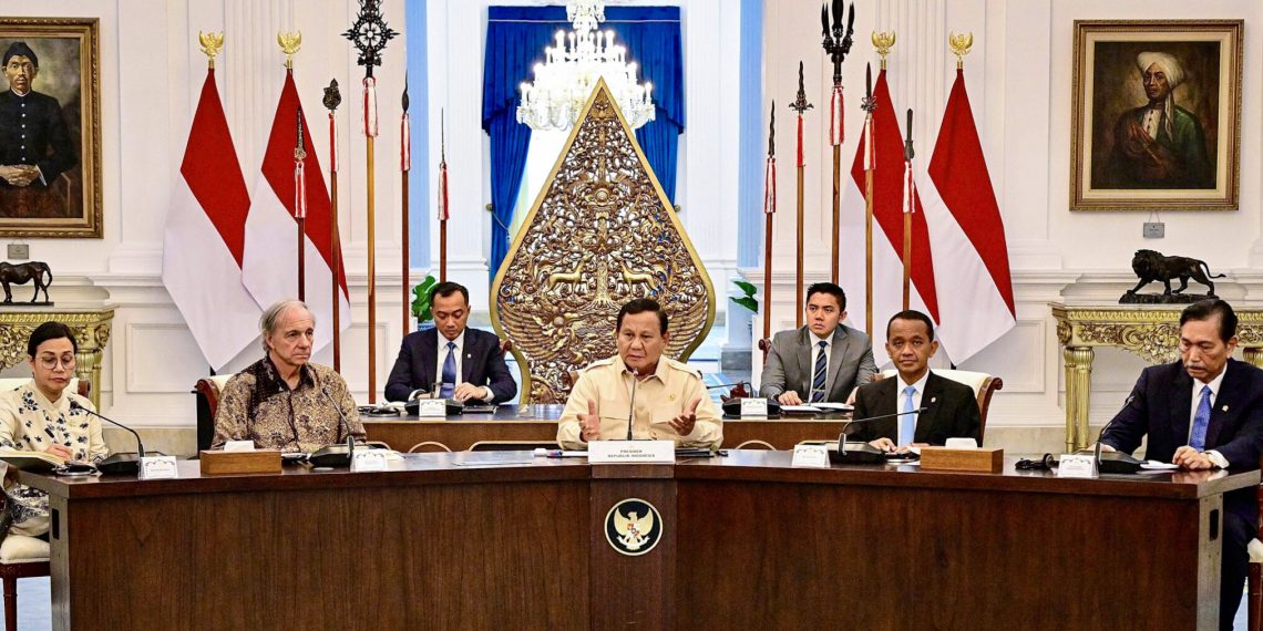 Presiden Prabowo Subianto mengadakan pertemuan dengan investor global Ray Dalio di Istana Merdeka, Jakarta, pada Jumat, 7 Maret 2025. (Foto: BPMI Setpres).