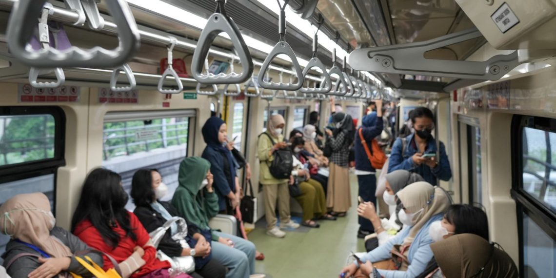 Suasana di dalam LRT Jabodetabek