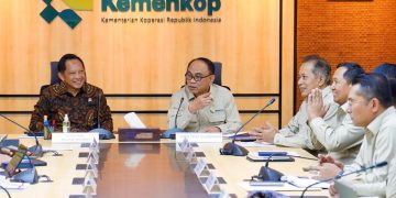 Menkop Budi Arie saat Rapat Koordinasi bersama Menteri Dalam Negeri dan APDESI di kantornya, Selasa (11/03).