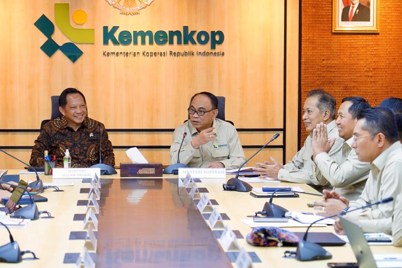 Menkop Budi Arie saat Rapat Koordinasi bersama Menteri Dalam Negeri dan APDESI di kantornya, Selasa (11/03).