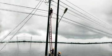 Potret petugas PLN saat berupaya memperbaiki jaringan listrik yang terdampak cuaca ekstrem di Kabupaten Gowa, Sulawesi Selatan, pada Selasa (11/2).