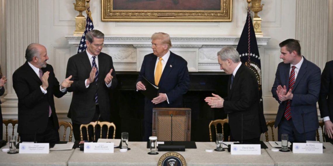 Menteri Perdagangan Howard Lutnick, Menteri Keuangan Scott Bessent, Presiden Donald Trump, kepala AI dan kripto Gedung Putih David Sacks, dan Bo Hines menghadiri KTT Kripto Gedung Putih di Washington, 7 Maret 2025.