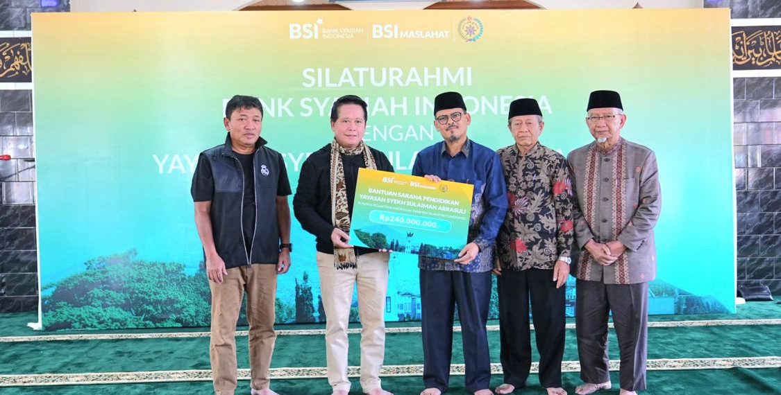 BSI memberikan bantuan fasilitas pendidikan kepada Pondok Pesantren Ar Rasuli sebesar Rp240 juta dan juga memberikan bantuan pendidikan kepada yatim di Sumatera Barat sebesar Rp350 juta.