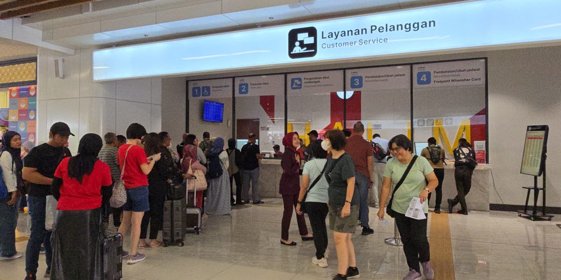 Antrean penumpang di loket tiket Whoosh