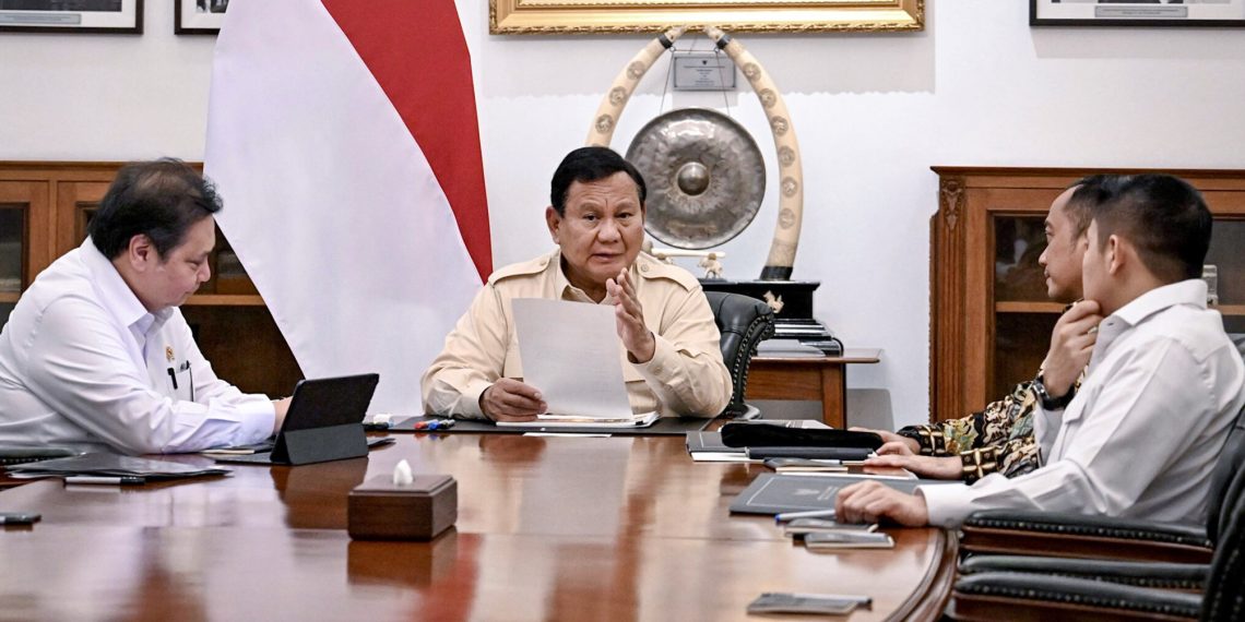 Presiden Prabowo Subianto memanggil Menteri Koordinator Bidang Perekonomian, Airlangga Hartarto, ke Istana Merdeka, Jakarta, pada Selasa, 18 Maret 2025. (Foto: BPMI Setpres)
