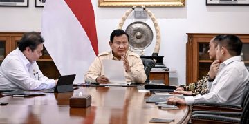 Presiden Prabowo Subianto memanggil Menteri Koordinator Bidang Perekonomian, Airlangga Hartarto, ke Istana Merdeka, Jakarta, pada Selasa, 18 Maret 2025. (Foto: BPMI Setpres)
