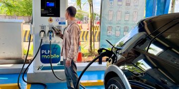 Salah satu pengguna kendaraan listrik asal Serang, Daniel, melakukan charging di SPKLU Pelabuhan Merak, Banten.