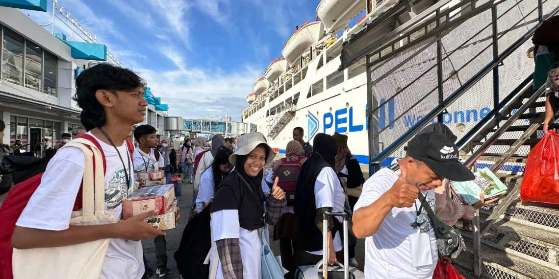 Para peserta Mudik Asyik Bersama BUMN 2024 tengah menaiki kapal rute Makassar - Surabaya di Pelabuhan Soekarno - Hatta, Makassar