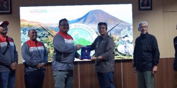 Serah terima plakat yang menandai dimulainya kerja sama Pertamina EP Tambun Field dan Taman Nasional Gunung Gede Pangrango (TNGGP) dalam konservasi satwa endemik surili.