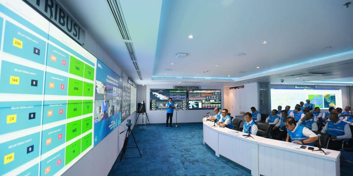 Suasana pemantauan kondisi kelistrikan realtime oleh Direktur Utama PLN, Darmawan Prasodjo dan jajaran Direksi PLN secara digital dalam rangka menyambut Hari Raya Idulfitri 1446 H.