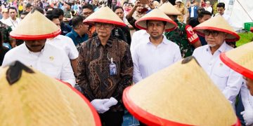 Bank Mandiri, Zulhas dan Emil Dardak, serta petani di Ngawi
