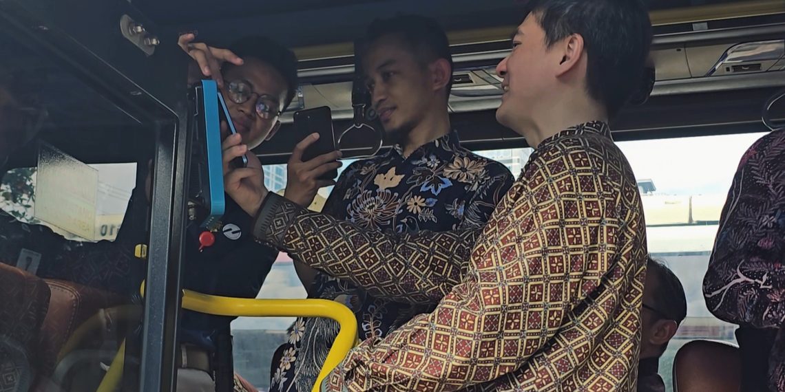 Pengguna aplikasi DANA bisa bayar Transjakarta dengan layanan QRIS Tap